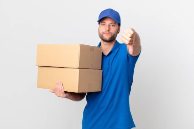 Paket teslim adam çapraz duygu, aşağı gösteren başparmaklar