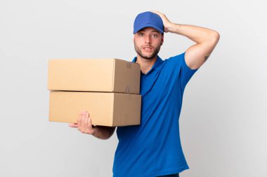 Paket teslim adam stresli, endişeli ya da korkmuş hissediyor, elleri başının üzerinde
