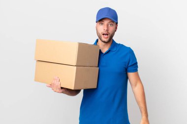 Paket teslimatçısı çok şaşırmış ya da şaşırmış görünüyor.