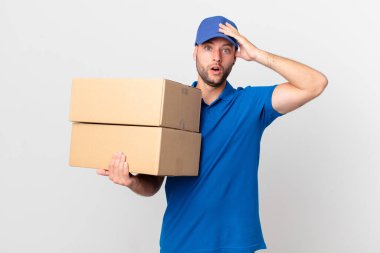 Paket teslimatçısı mutlu, şaşkın ve şaşırmış görünüyor.