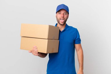 Paket teslim adam neşeli ve asi tutum, şaka ve dışarı dil sokan