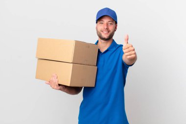 Paket teslim adam gururla gülümseyerek ve güvenle bir numara yapıyor