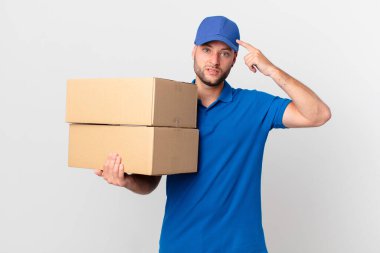 Paket teslimatı adamı şaşkın ve şaşkın hissettiriyor, deli olduğunu gösteriyor.