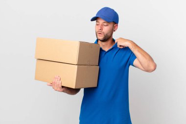 Paket teslim adam stresli, endişeli, yorgun ve hayal kırıklığına uğramış hissediyor