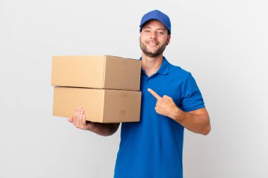Paket teslim adam neşeli bir şekilde gülümseyerek, mutlu hissediyorum ve yan işaret