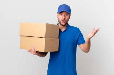 Paket teslimatı insanı şaşkına çevirdi ve inanılmaz bir sürprizle şaşırttı.