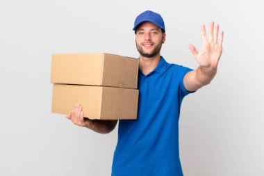 Paket teslimatçısı gülümsüyor ve arkadaş canlısı görünüyor.