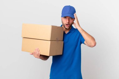 Paket teslimatçısı şaşırmış görünüyor, yeni bir düşünce, fikir ya da konsept fark ediyor.