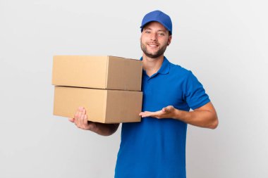 Paket teslimatçısı neşeli bir şekilde gülümseyen, mutlu ve bir konsept gösteren