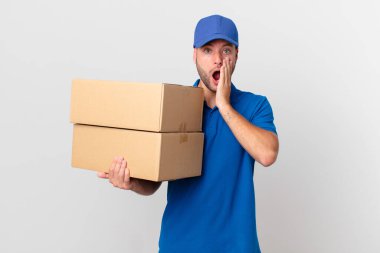 Paket teslim adam şok ve korkmuş hissediyor