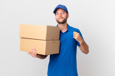 Paket teslim adam kibirli, başarılı, pozitif ve gururlu görünüyor