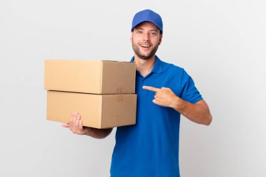 Paket teslimatçısı heyecanlı ve şaşırmış görünüyor.