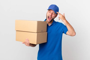 Paket teslimatçısı mutsuz ve stresli görünüyor, intihar jesti silah işareti yapıyor