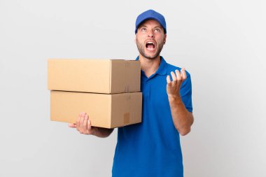 Paket teslimatçısı umutsuz, hayal kırıklığına uğramış ve stresli görünüyor.