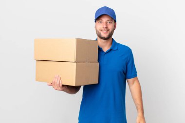 Paket teslimatçısı mutlu ve hoş bir şekilde şaşırmış görünüyor