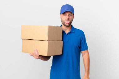 Paket teslim adam tiksinti ve sinir ve dil dışarı