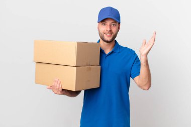 Paket insana mutlu, şaşırmış bir şekilde bir çözüm ya da fikir veriyor.