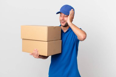 Paket teslim adam mutlu, heyecanlı ve şaşırmış hissediyor