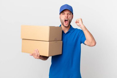 Paket, kızgın bir ifadeyle saldırganca bağıran adamı teslim ediyor.