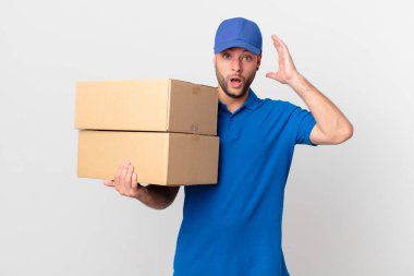 Paket teslim adam çığlık elleri havada