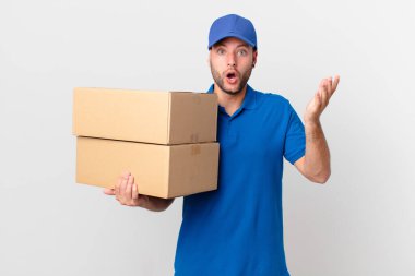 Paket teslim adam son derece şok ve şaşırmış hissediyor