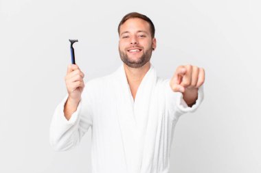 Yakışıklı sarışın adam kamerayı göstererek seni seçiyor. traş konsepti