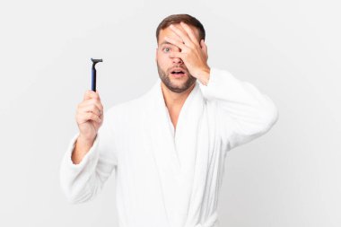 Yakışıklı sarışın adam şok olmuş, korkmuş ya da korkmuş görünüyor. traş konsepti