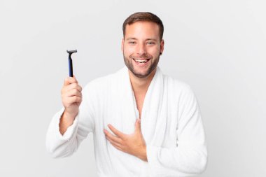 Yakışıklı sarışın adam komik bir şakaya yüksek sesle gülüyor. traş konsepti