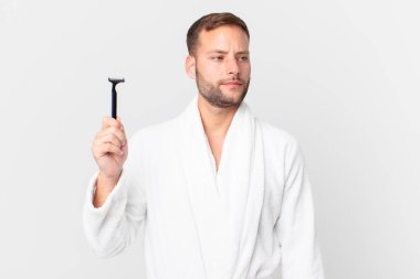 Yakışıklı sarışın adam üzgün, üzgün ya da kızgın ve yana bakıyor. traş konsepti