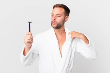 Yakışıklı sarışın adam stresli, endişeli, yorgun ve hayal kırıklığına uğramış hissediyor. traş konsepti