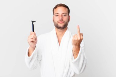 Yakışıklı sarışın adam sinirli, sinirli, asi ve agresif hissediyor. traş konsepti