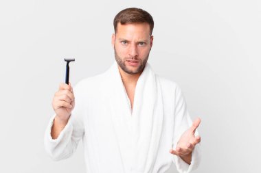 Yakışıklı sarışın adam sinirli, sinirli ve sinirli görünüyor. traş konsepti