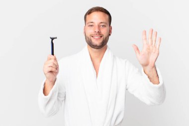 Yakışıklı sarışın adam gülümsüyor ve arkadaş canlısı görünüyor, beş numarayı gösteriyor. traş konsepti