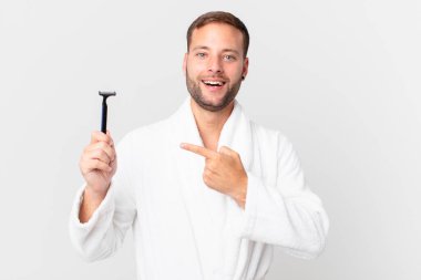 Yakışıklı sarışın adam heyecanlı ve şaşırmış görünüyor. traş konsepti