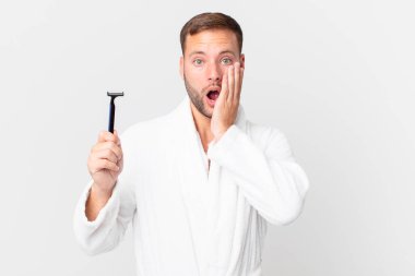 Yakışıklı sarışın adam şok olmuş ve korkmuş hissediyor. traş konsepti