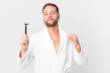 Yakışıklı sarışın adam kibirli, başarılı, pozitif ve gururlu görünüyor. traş konsepti