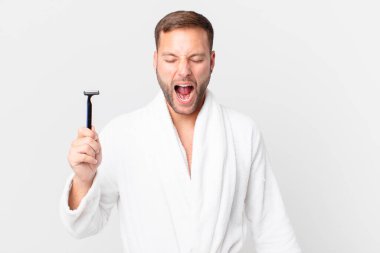 Yakışıklı sarışın adam agresif bir şekilde bağırıyor, çok kızgın görünüyor. traş konsepti