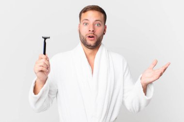 Yakışıklı sarışın adam inanılmaz bir sürprizle şaşkına dönmüş ve hayrete düşmüştü. traş konsepti