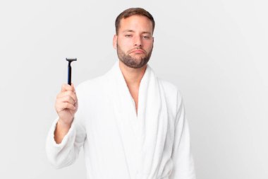 Yakışıklı sarışın adam üzgün ve mızmızlanıyor. Mutsuz bir bakışı var ve ağlıyor. traş konsepti