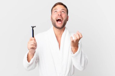 Yakışıklı sarışın adam umutsuz, sinirli ve stresli görünüyor. traş konsepti