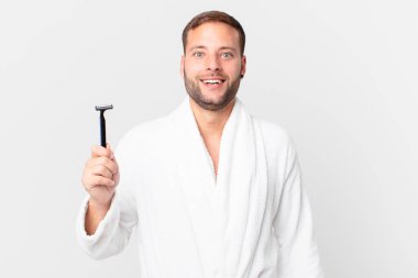 Yakışıklı sarışın adam mutlu ve hoş bir şekilde şaşırmış görünüyor. traş konsepti