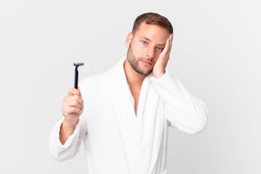 Yakışıklı sarışın adam bıkkın, yorgun ve uykulu hissediyor. traş konsepti