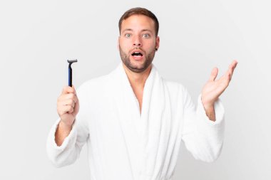 Yakışıklı sarışın adam şok olmuş ve şaşırmış hissediyor. traş konsepti