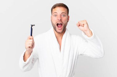 Yakışıklı sarışın adam sinirli bir ifadeyle agresif bir şekilde bağırıyor. traş konsepti