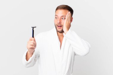 Yakışıklı sarışın adam mutlu, heyecanlı ve şaşırmış hissediyor. traş konsepti