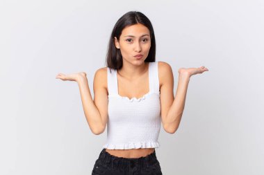 İspanyol güzel kadın şaşkın, şaşkın ve şüpheci hissediyor.