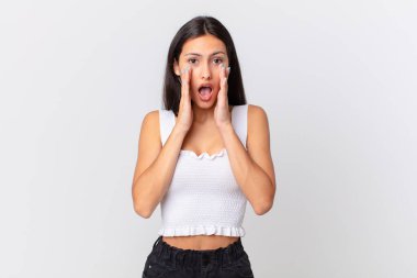 İspanyol güzel kadın şok olmuş ve korkmuş hissediyor.