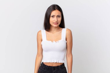 İspanyol güzel kadın şaşkın ve şaşkın görünüyor.