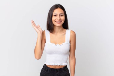 İspanyol güzel kadın kendini mutlu hissediyor, bir çözüm ya da fikir bulduğuna şaşırıyor.