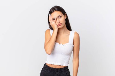 İspanyol güzel kadın bıkkın, yorgun ve uykulu hissediyor.